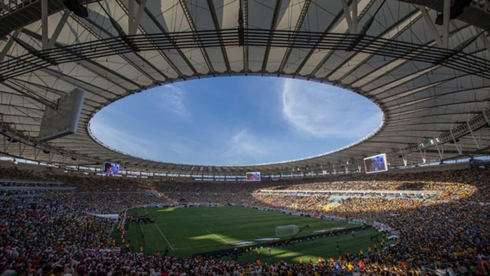Das Stadion Maracana in Rio de Janeiro. Das weiss gefaltene Kunststoff-Dach liegt auf einer Konstruktion aus Drahtseilen. Diese dicken Seile wurden alle im Thurgauischen Romanshorn von der Firma Fatzer hergestellt.