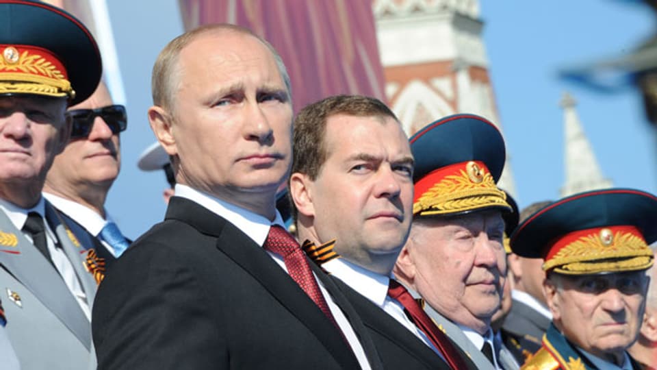 Russlands Präsident Wladimir Putin (vorne links) und Ministerpräsident Dmitri Medwedew an der Siegesparade in Moskau auf dem Roten Platz am 9. Mai 2014.