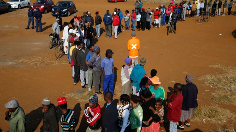 Wählen in Südafrika erfordert Geduld. Eine Schlange von Wählern in Bekkersdal, nahe Johannesburg.