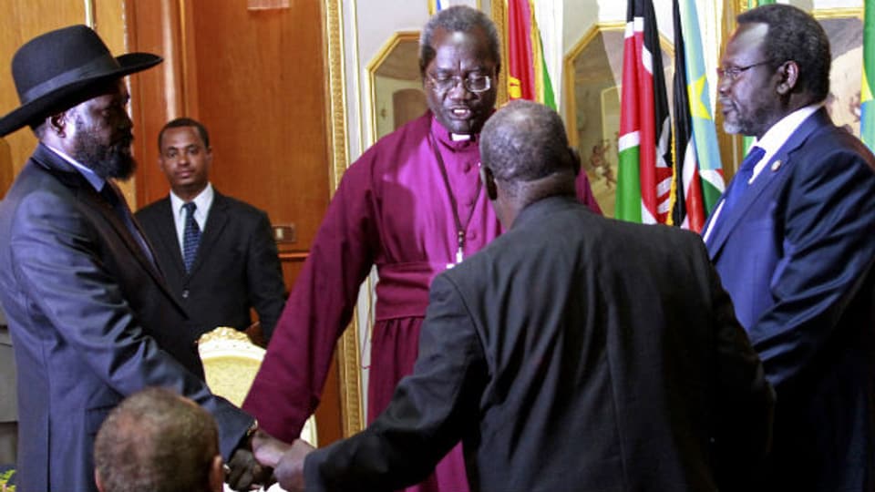 Salva Kiir (links) und Riek Machar (rechts) beteten gemeinsam, bevor sie den Vertrag unterschrieben.