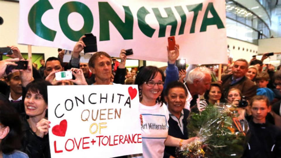 Fans von ESC-Siegerin Conchita Wurst am Flughafen Wien
