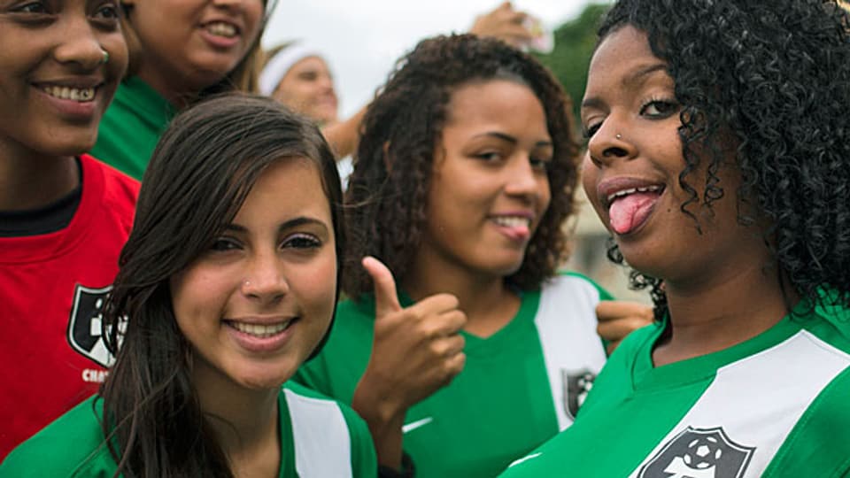 Mitglieder einer Frauenfussball-Mannschaft an der Copa Poblar in der Favela Santa Marta in Rio de Janeiro, am 27. April 2014.