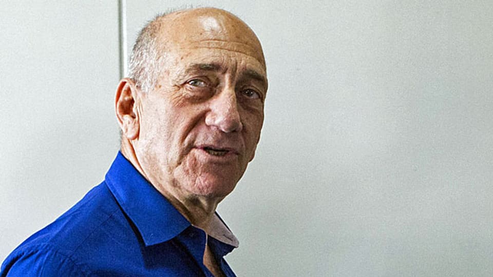 Der ehemalige israelische Premier Ehud Olmert beim Verlassen des Gerichts in Tel Aviv, am 13. Mai 2014.