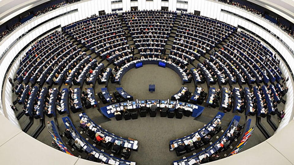 Sitzungssaal des EU-Parlaments in Strassburg. Für den EU-Parlamentsbetrieb arbeiten etwa 2000 junge Leute aus allen Ländern der EU als Assistentinnen und Assistenten von EU-Parlamentariern.