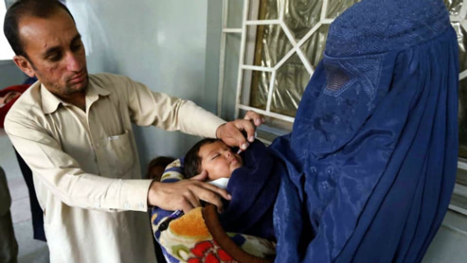 Kind in Pakistan wird gegen Polio geimpft.