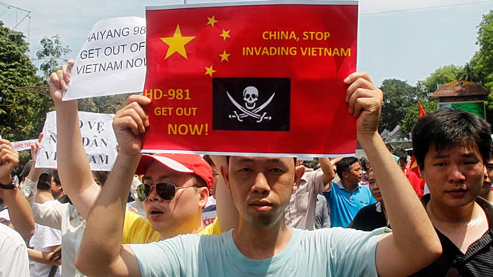 Demonstrierende mit anti-chinesischen Plakaten in Hanoi.