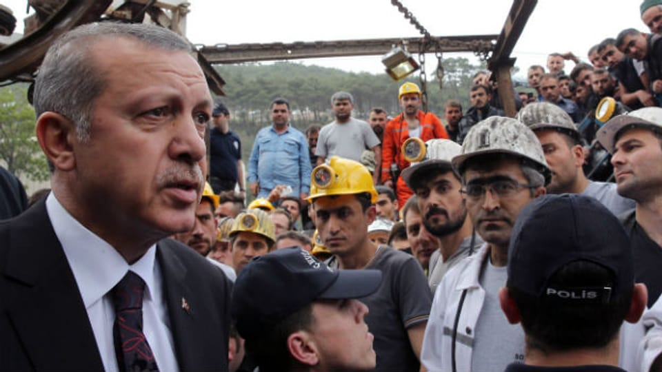 Der türkische Minister Erdogan besucht die Unglücksregion.