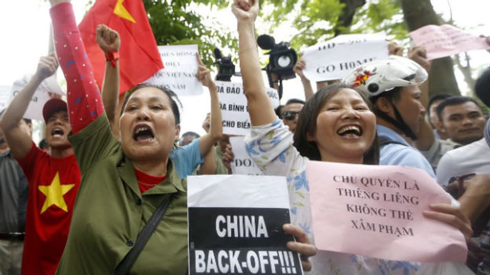 Demonstranten in Vietnams Hauptstadt Hanoi rufen anti-chinesische Parolen.