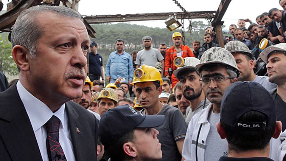 Der türkische Premier Tayip Erdogan auf dem Geländer der Kohlemine von Soma. Er sieht sich mit der Kritik konfrontiert, seine Regierung hätte nicht genug getan für die Sicherheit der Bergleute – trotz deutlicher Warnungen.