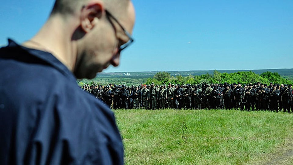 Der ukrainische Übergangspräsident Arsenji Jazenjuk bei Truppen der ukrainischen Armee in der Nähe von Slawjansk.