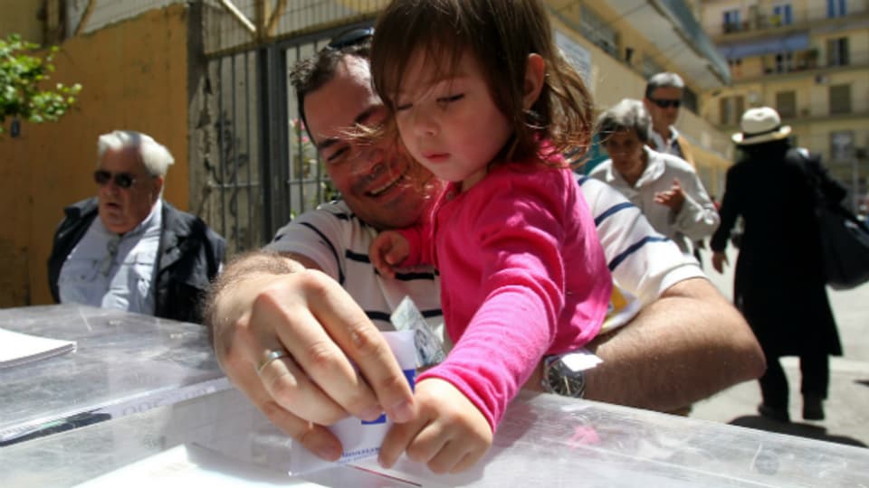 Stimmabgabe in Griechenland: Ein Mann und seine Tochter beim Wählen in Thessaloniki.