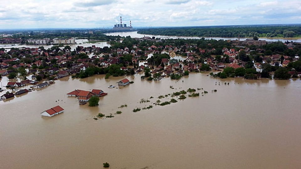 Das überflutete Dorf Obrenovac. Inzwischen sind tausende Helfer im Einsatz.