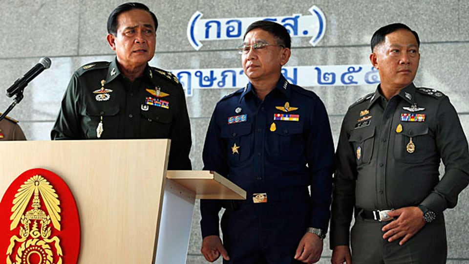 Links General Prayuth Chan-ocha, neben ihm weitere Angehörige der thailandischen Armee.