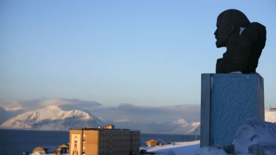 Eine Leninstatue in Barentsburg auf Spitzbergen, der nördlichste Ort der Welt, an den es regelmässige Passagierflüge gibt.