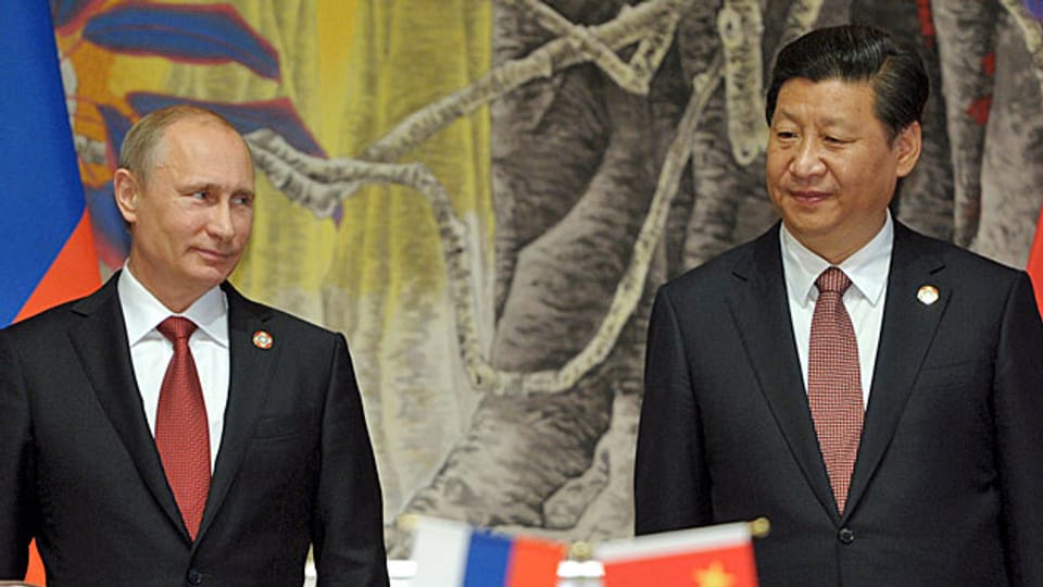 Der russische Präsident Wladimir Putin und der chinesische Präsident Xi Jinping warten in Shanghai auf die Unterzeichnung des Vertrags für russische Gaslieferungen nach China.