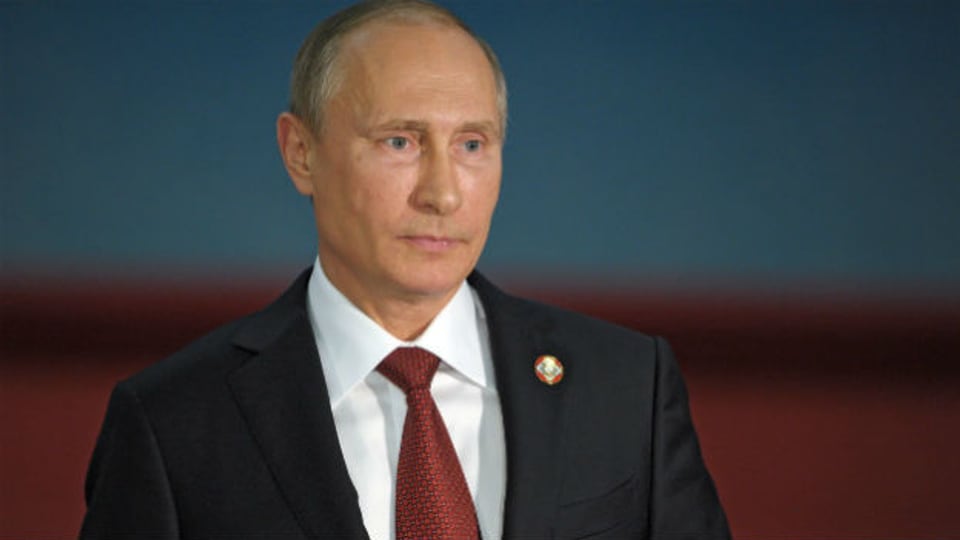 Der russische Präsident Putin empfängt in St. Petersburg die Wirtschaftselite.