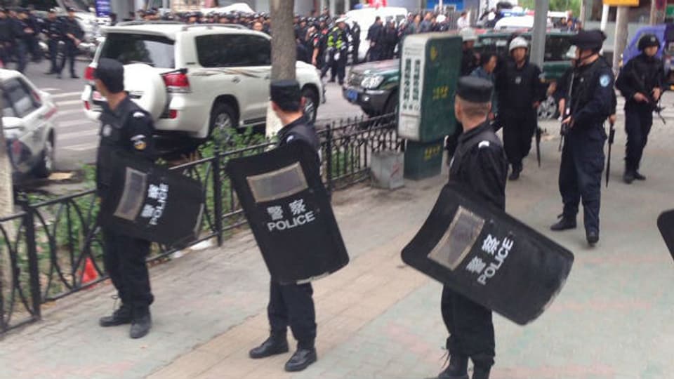 Polizeieinsatz in Urumqi nach dem Anschlag.
