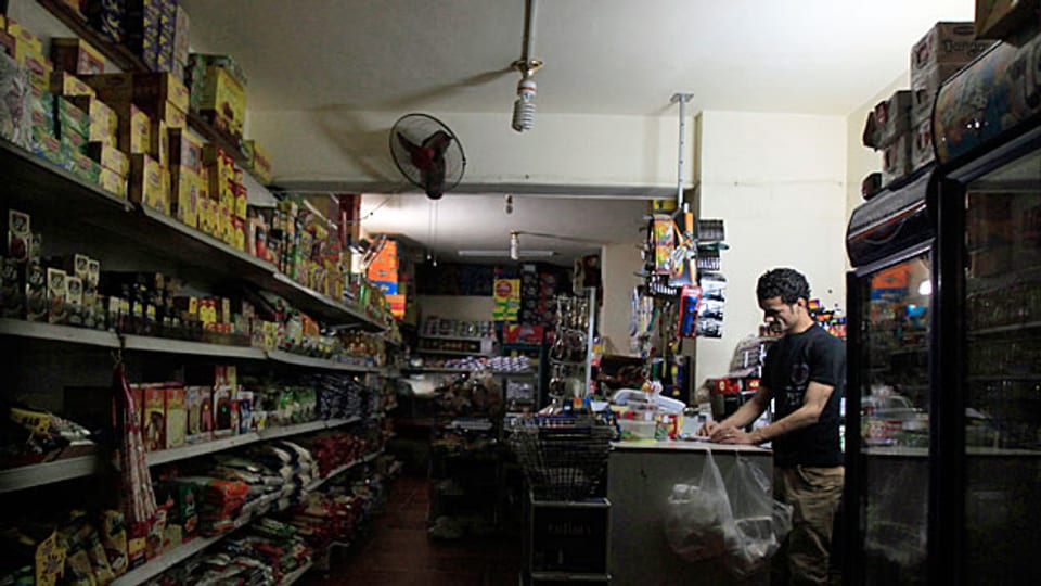 Praktisch täglich fällt in Kairo der Strom aus, oft auch mehrmals. Bild: Ein Supermarkt mit Notbeleuchtung.