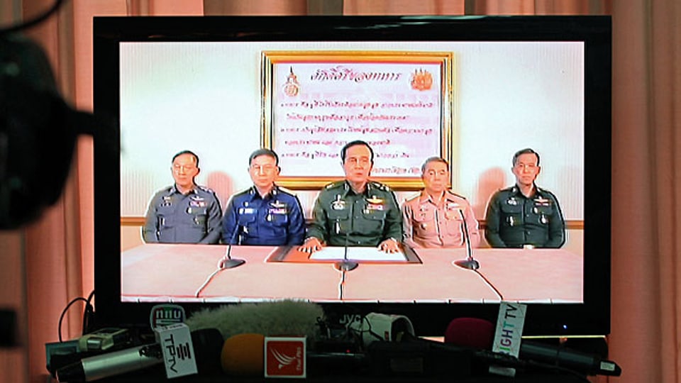General Prayuth Chan-Ocha und weitere hohe thailändische Militärs verkünden am Fernsehen die Machtübernahme des Landes durch die Armee.