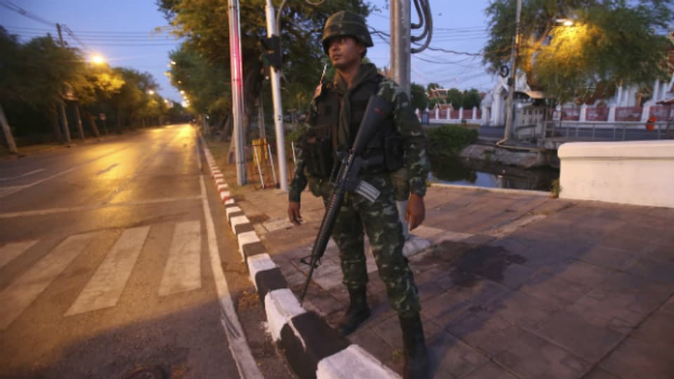 Ein Soldat in der thailändischen Hauptstadt Bangkok.