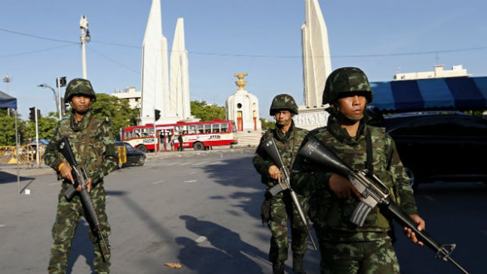 Thailändische Soldaten sichern einen Platz in Bangkok