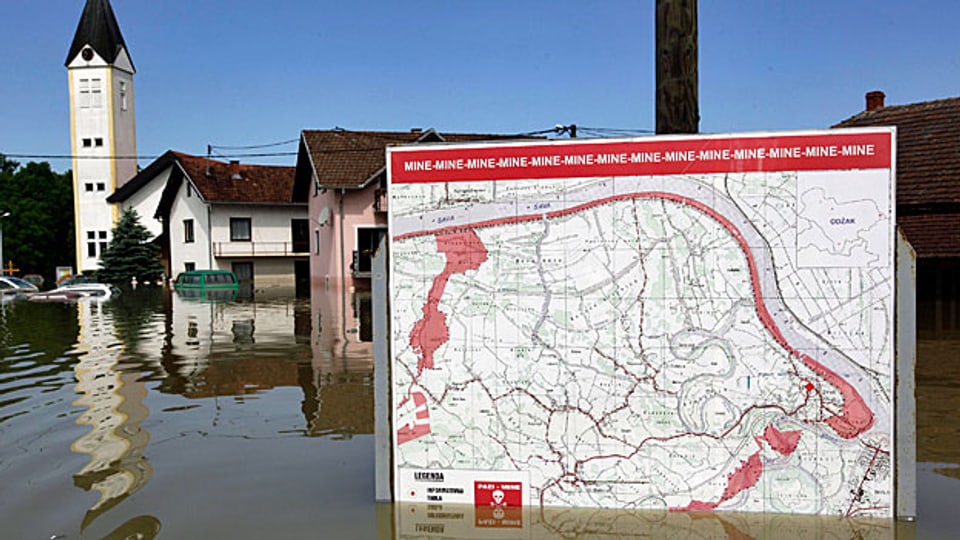 Im Überschwemmungsgebiet in Bosnien wird eine alte Bedrohung zur neuen Gefahr: Karte mit Informationen zur Minengefahr in der Umgebung eines bosnischen Dorfes.