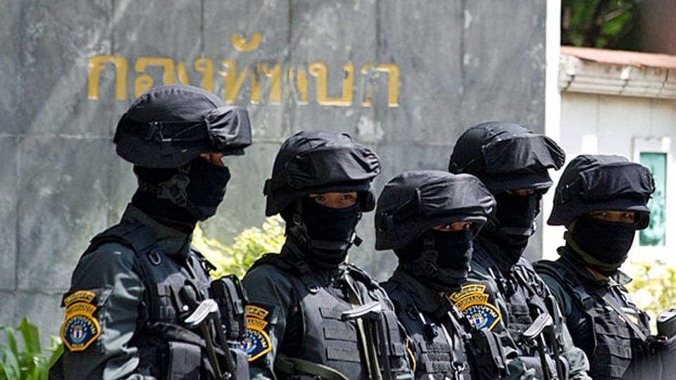 Ein Polizeikommando vor dem Army Club in Bangkok. Die militärische Führung erwartet dort die ehemalige Premierministerin Yngluck Shinawatra zum Gespräch.