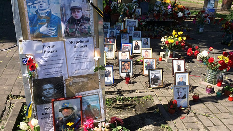 An vielen Orten rund um den Maidan in Kiew wird immer noch der getöteten Aktivisten gedacht.