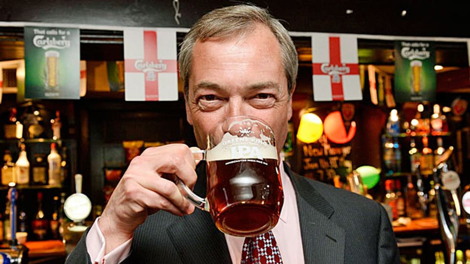 UKIP-Führer Nigel Farage hebt das Glas - auf seinen Wahlsieg bei den Gemeindewahlen.