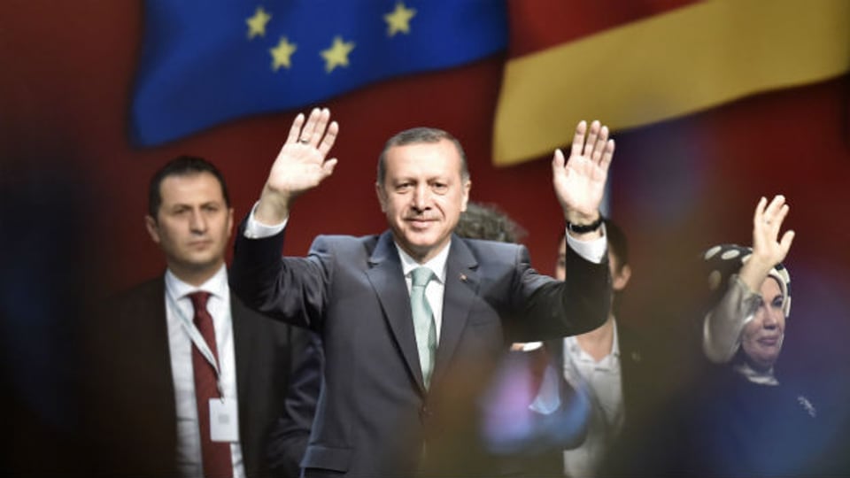 Erdogan winkt seinen Anhängern in Köln zu.