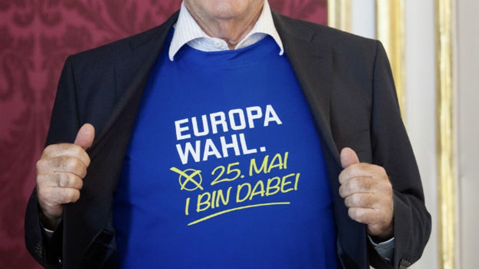 Österreichs Bundespräsident Heinz präsentiert seinen Wahl-Pullover.