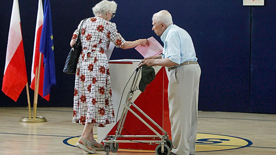 In Osteuropäischen Ländern haben nicht viele Leute den Weg an die Wahlurnen gefunden. Bild: Ein Wahllokal in Warschau.
