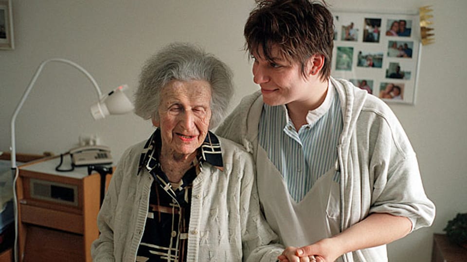 Der neue Gesamtarbeitsvertrag für Betreuerinnen und Pfleger, die bei Seniorinnen zu Hause arbeiten soll ab Januar 2015 gelten.