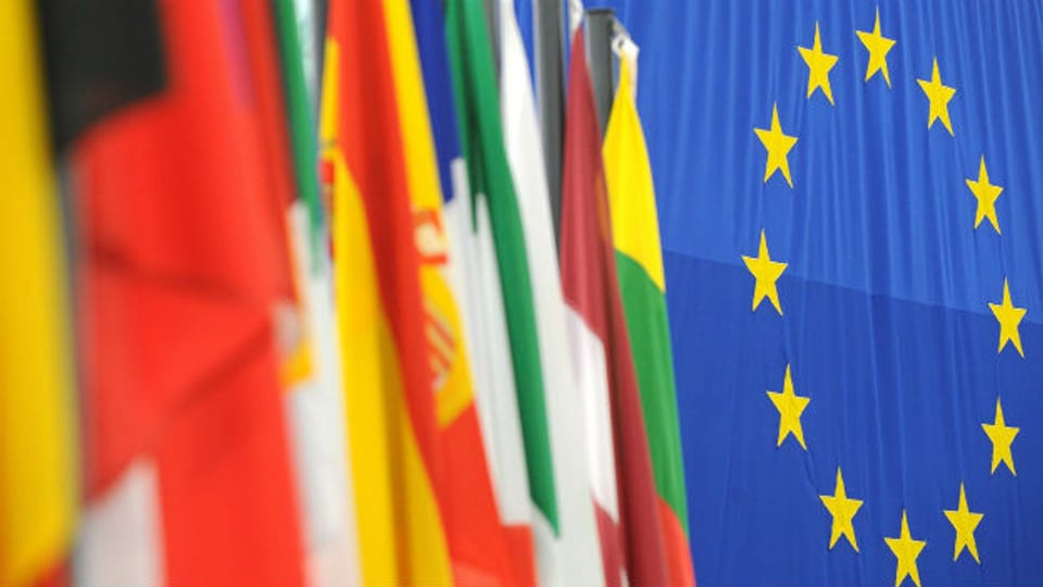 EU-Flagge und Länderflaggen.