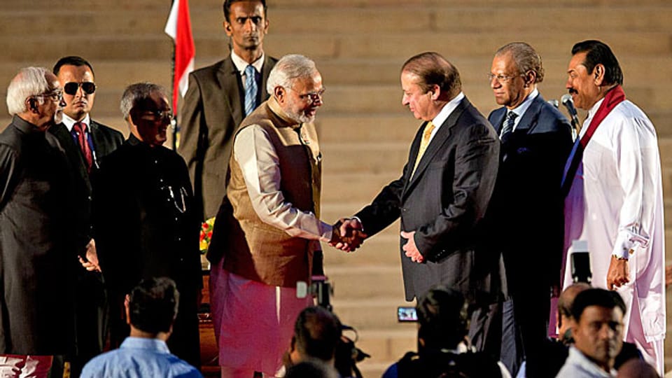 Der neue indische Premier Narendra Modi beim Händedruck mit  dem pakistanischen Premier Nawaz Sharif, hinter ihm  die Staatschefs von Sri Lanka und Mauritius.