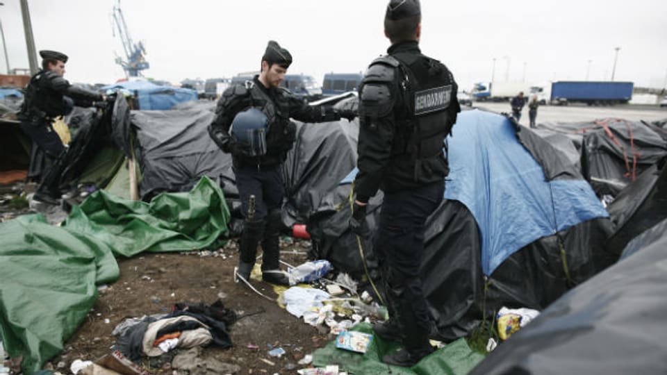 Französische Polizisten räumen Camp in Calais.