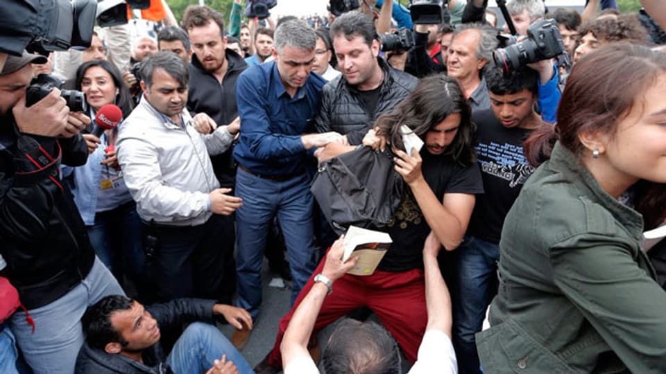Türkische Zivilpolizisten vertreiben Gezi-Aktivisten.