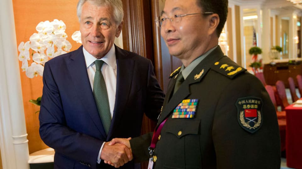 Freundlicher Händedruck, aber harte Worte zwischen US-Verteidigungsminister und einem chinesischen General.