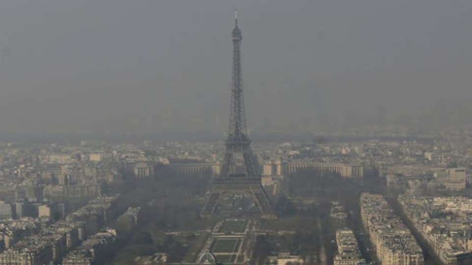 Eiffelturm in Paris versinkt im Smog.