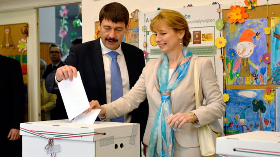 Der ungarische Präsident mit Gattin bei der Stimmabgabe