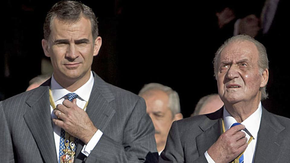 Der spanische Kronprinz Felipe und König Juan Carlos, auf einem Bild vom Dezember 2011.