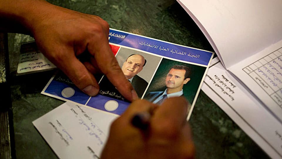 Wen er oder sie wohl wählt? Die grosse Huldigung des syrischen Präsidenten Bashar al-Assad, hier in  einem Wahllokal in Damaskus.