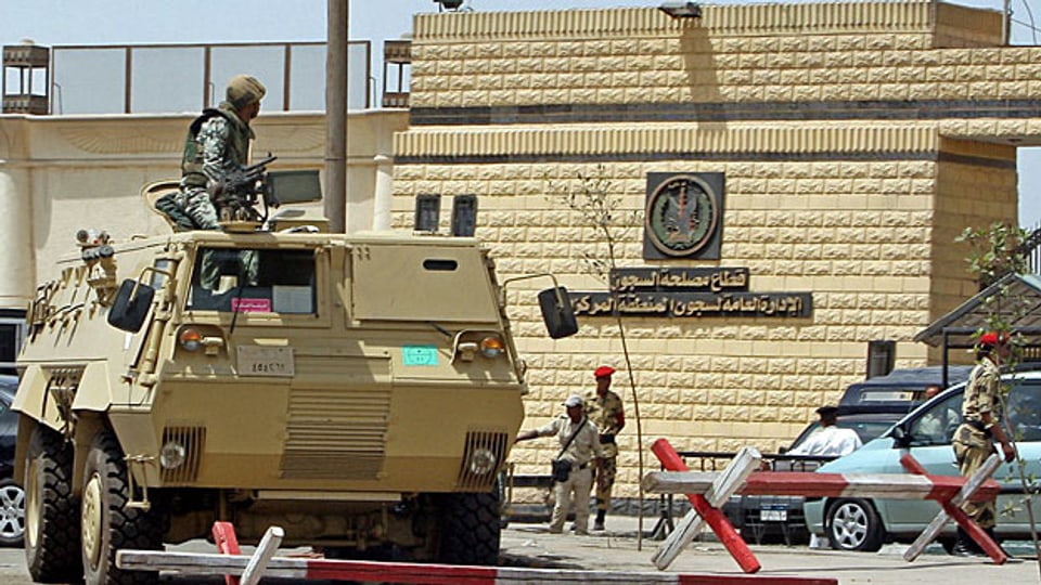 Ägyptische Soldaten vor dem Tora-Gefängnis in Kairo.