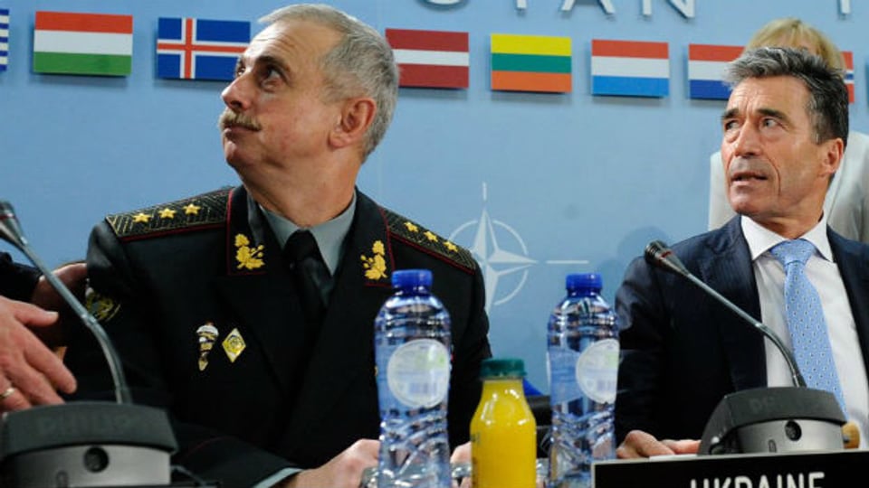 Der ukrainische Verteidigungsminister Mykhail Koval an der Seite von Nato-Generalsekretär Anders Fogh Rasmussen in Brüssel am 3. Juni 2014.