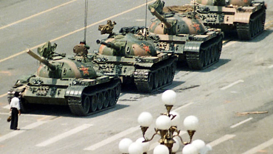 Ein Bild das um die Welt ging: Ein Mann stellt sich am 5. Juni 1989 den Panzern der Volksbefreiungsarmee in den Weg.