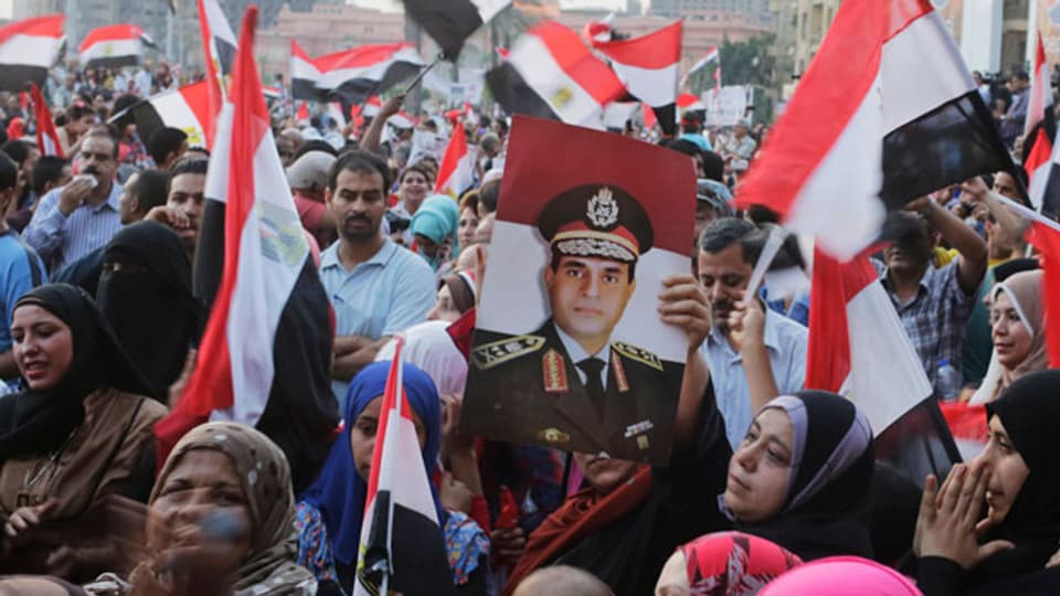 Ägypter singen Parolen auf dem Tahrir-Platz. Der ehemalige ägyptische Armeechef Abdel Fattah al-Sisi gewann die Präsidentschaftswahl in Kairo am 3. Juni 2014.