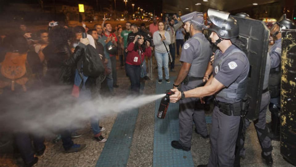 Auseinandersetzungen zwischen Polizei und Streikenden in Sao Paulo am 9. Juni 2014.
