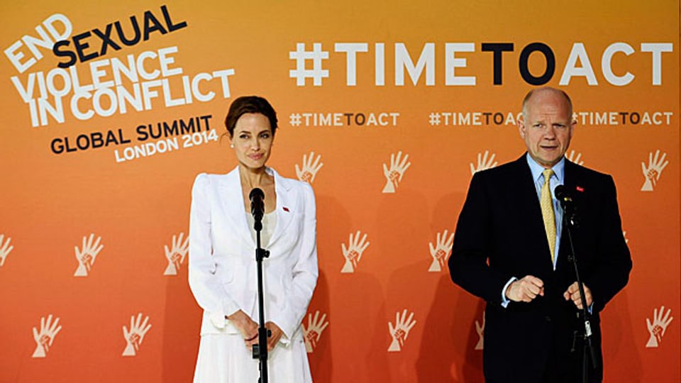 US-Schauspielerin Angelina Jolie und der britische Aussenminister William Hague eröffner die internationale Konferenz für ein Ende der sexuellen Gewalt an Frauen in Kriegen in London.