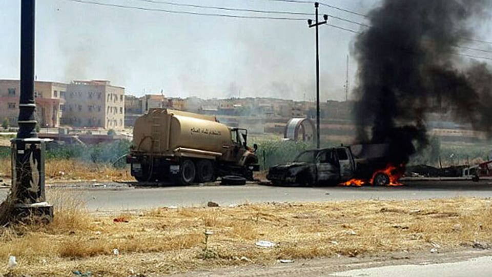 Die brennenden Fahrzeuge vor der Kulisse von Mosul gehören der irakischen Armee.