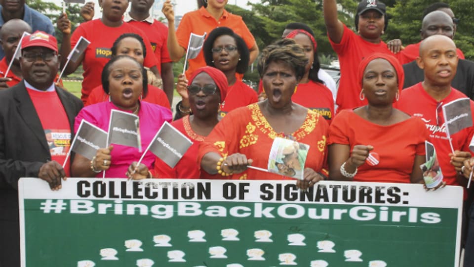 Mitglieder der nigerianischen «Human Rights Comission» der Forderung: «bring back our girls».